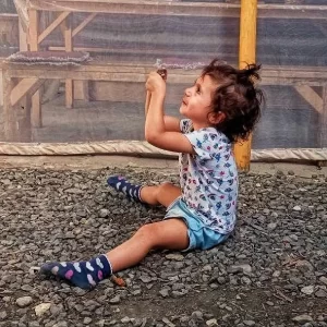 بچه ها در حیاط خانه برزک